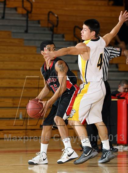 Thumbnail 2 in Santa Fe vs. Artesia (Whittier Holiday Invitational) photogallery.