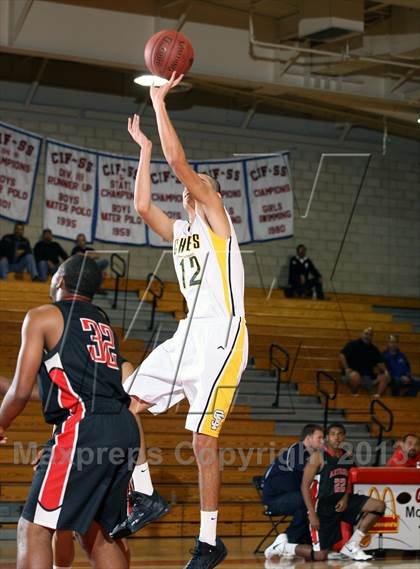 Thumbnail 3 in Santa Fe vs. Artesia (Whittier Holiday Invitational) photogallery.
