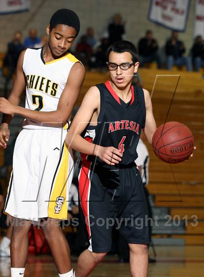Thumbnail 2 in Santa Fe vs. Artesia (Whittier Holiday Invitational) photogallery.