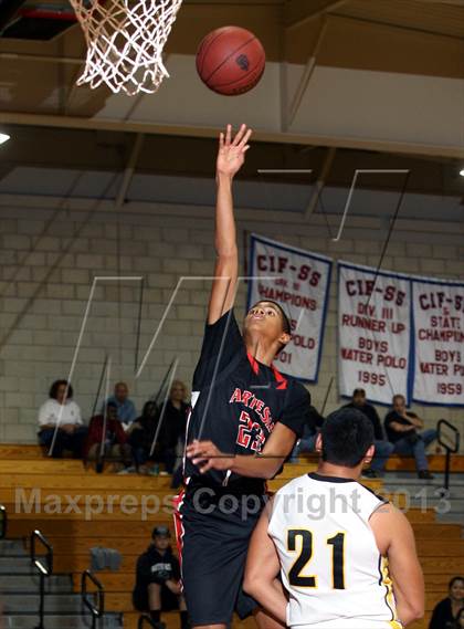 Thumbnail 2 in Santa Fe vs. Artesia (Whittier Holiday Invitational) photogallery.
