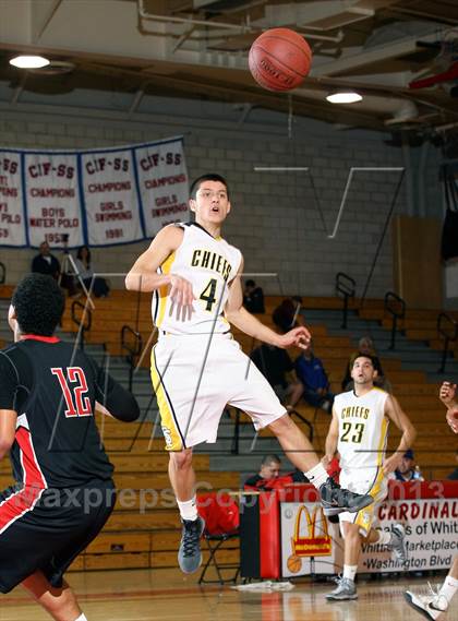 Thumbnail 3 in Santa Fe vs. Artesia (Whittier Holiday Invitational) photogallery.