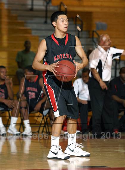 Thumbnail 3 in Santa Fe vs. Artesia (Whittier Holiday Invitational) photogallery.