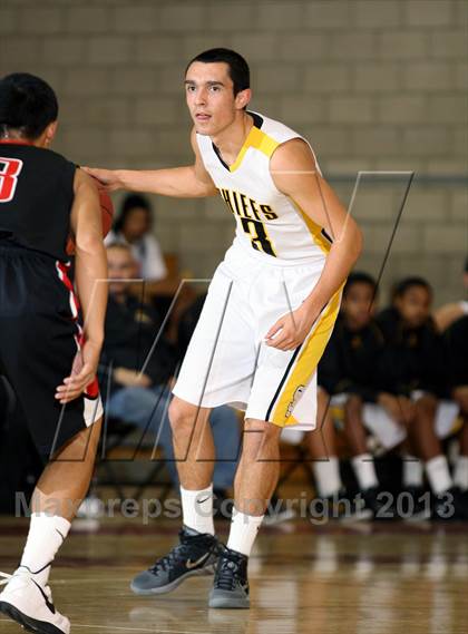 Thumbnail 3 in Santa Fe vs. Artesia (Whittier Holiday Invitational) photogallery.