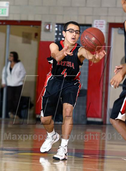 Thumbnail 1 in Santa Fe vs. Artesia (Whittier Holiday Invitational) photogallery.