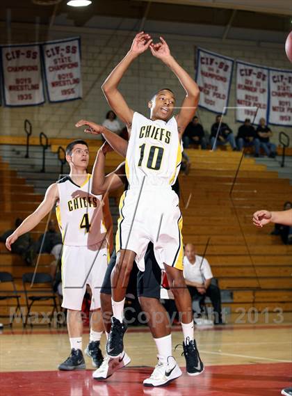 Thumbnail 1 in Santa Fe vs. Artesia (Whittier Holiday Invitational) photogallery.