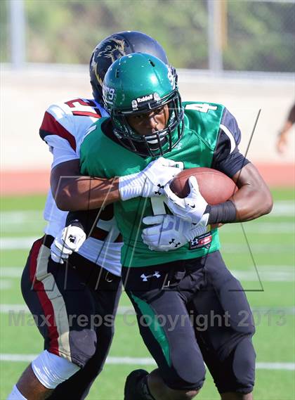 Thumbnail 2 in Oaks Christian vs. Upland (Honor Bowl) photogallery.