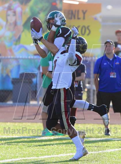 Thumbnail 3 in Oaks Christian vs. Upland (Honor Bowl) photogallery.