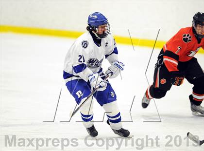 Thumbnail 2 in Darien vs. Ridgefield (FCIAC Semifinal) photogallery.