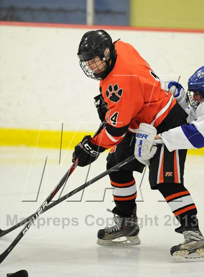 Thumbnail 1 in Darien vs. Ridgefield (FCIAC Semifinal) photogallery.