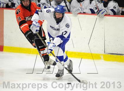 Thumbnail 2 in Darien vs. Ridgefield (FCIAC Semifinal) photogallery.