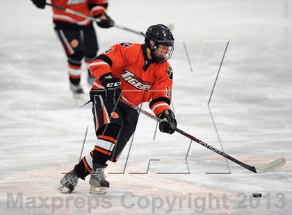 Thumbnail 2 in Darien vs. Ridgefield (FCIAC Semifinal) photogallery.
