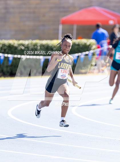 Thumbnail 1 in UF Relays (Saturday - 4 x 200 Meter) photogallery.