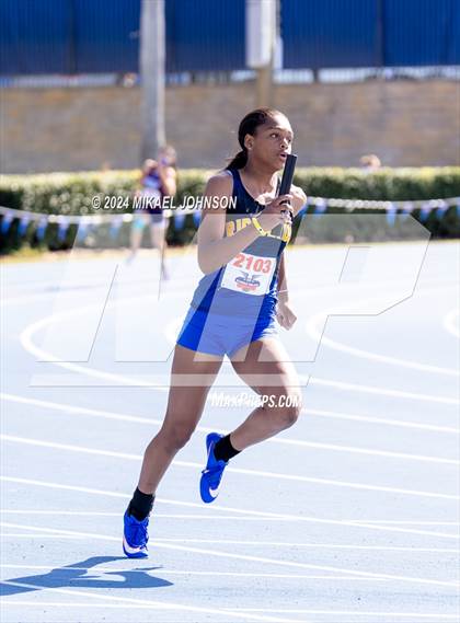 Thumbnail 3 in UF Relays (Saturday - 4 x 200 Meter) photogallery.