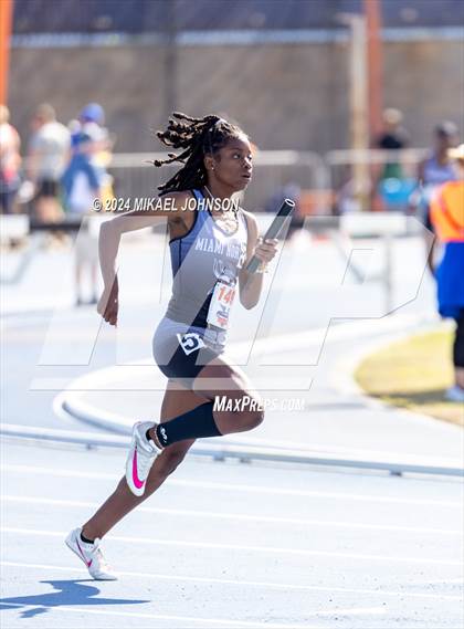 Thumbnail 2 in UF Relays (Saturday - 4 x 200 Meter) photogallery.