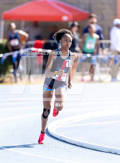 Thumbnail 2 in UF Relays (Saturday - 4 x 200 Meter) photogallery.