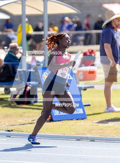 Thumbnail 3 in UF Relays (Saturday - 4 x 200 Meter) photogallery.