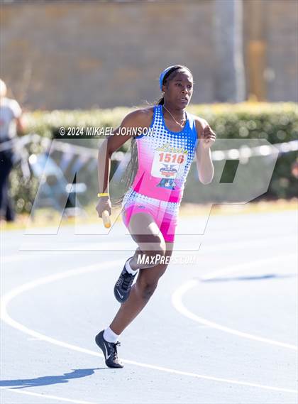 Thumbnail 2 in UF Relays (Saturday - 4 x 200 Meter) photogallery.