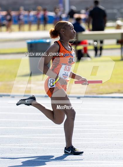 Thumbnail 2 in UF Relays (Saturday - 4 x 200 Meter) photogallery.
