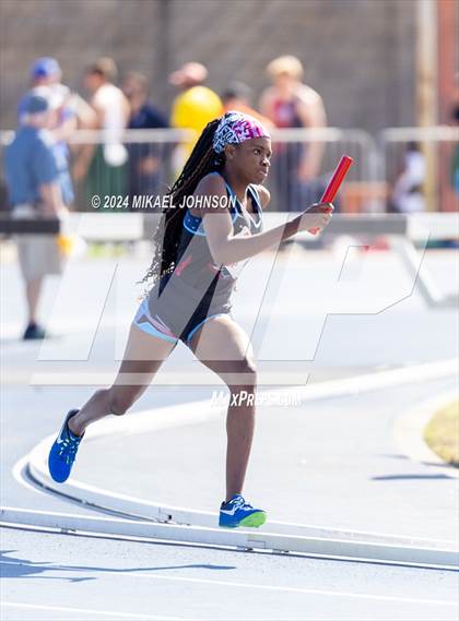 Thumbnail 3 in UF Relays (Saturday - 4 x 200 Meter) photogallery.