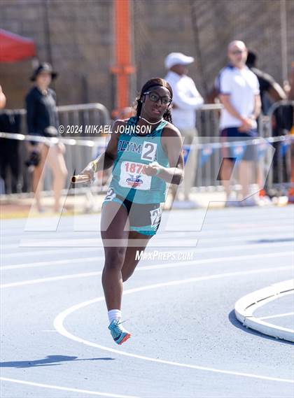 Thumbnail 1 in UF Relays (Saturday - 4 x 200 Meter) photogallery.