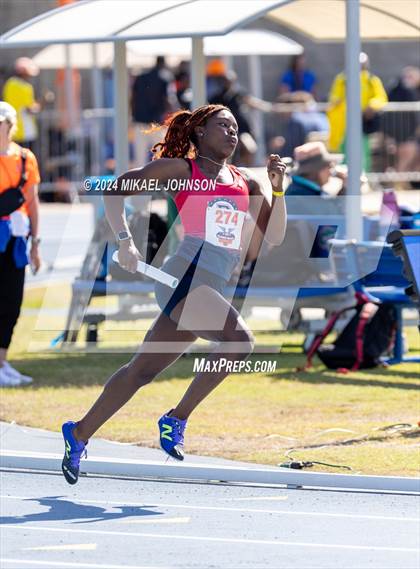 Thumbnail 2 in UF Relays (Saturday - 4 x 200 Meter) photogallery.