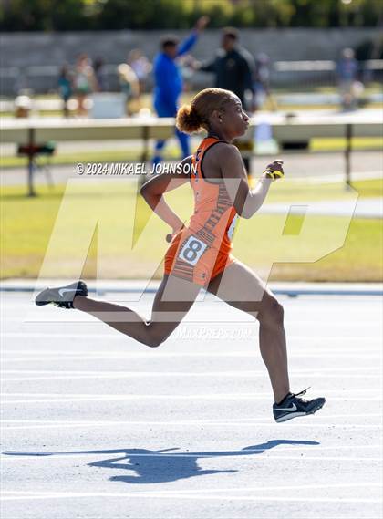 Thumbnail 3 in UF Relays (Saturday - 4 x 200 Meter) photogallery.