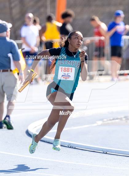 Thumbnail 2 in UF Relays (Saturday - 4 x 200 Meter) photogallery.