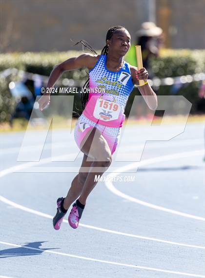 Thumbnail 2 in UF Relays (Saturday - 4 x 200 Meter) photogallery.
