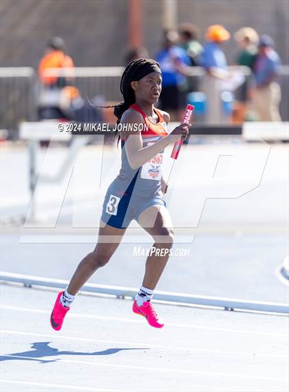 Thumbnail 3 in UF Relays (Saturday - 4 x 200 Meter) photogallery.