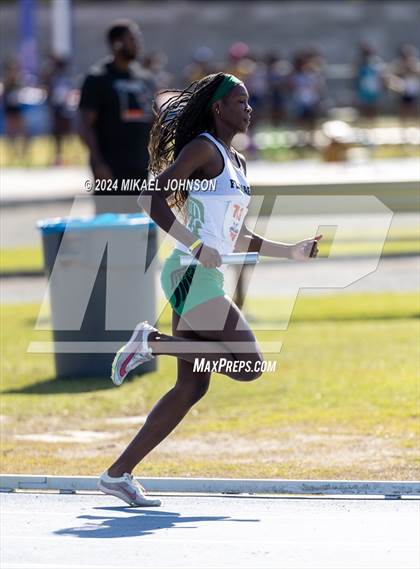 Thumbnail 2 in UF Relays (Saturday - 4 x 200 Meter) photogallery.