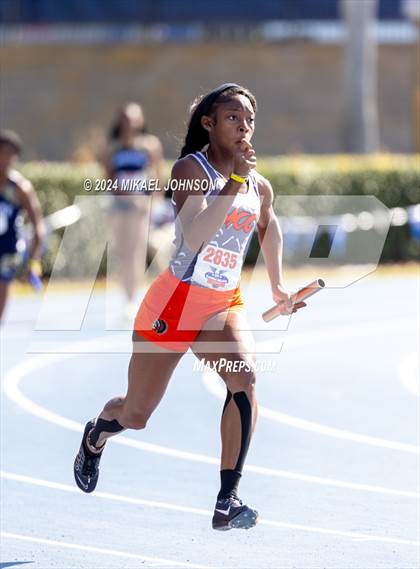 Thumbnail 2 in UF Relays (Saturday - 4 x 200 Meter) photogallery.