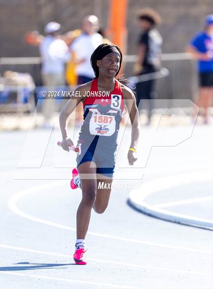 Thumbnail 3 in UF Relays (Saturday - 4 x 200 Meter) photogallery.