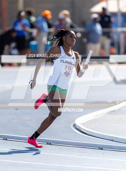 Thumbnail 1 in UF Relays (Saturday - 4 x 200 Meter) photogallery.