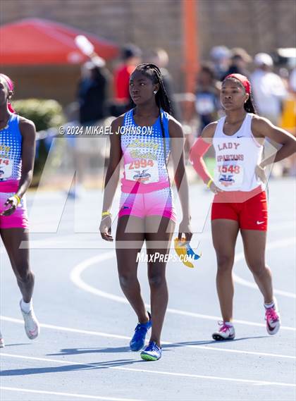 Thumbnail 2 in UF Relays (Saturday - 4 x 200 Meter) photogallery.