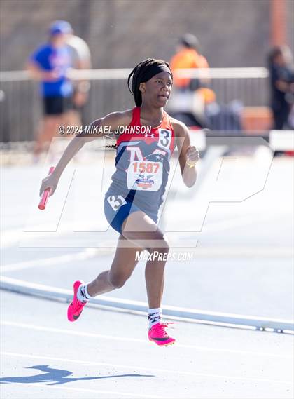 Thumbnail 2 in UF Relays (Saturday - 4 x 200 Meter) photogallery.