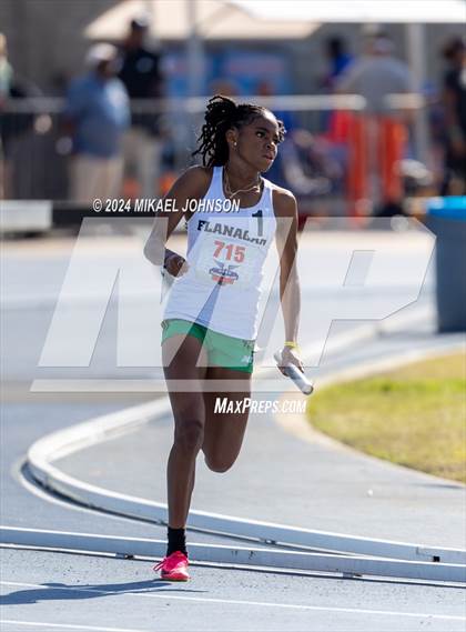 Thumbnail 2 in UF Relays (Saturday - 4 x 200 Meter) photogallery.