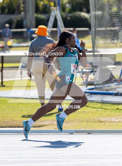 Thumbnail 1 in UF Relays (Saturday - 4 x 200 Meter) photogallery.