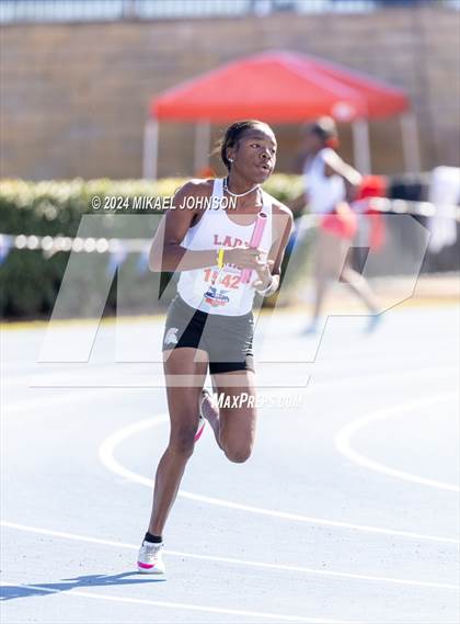 Thumbnail 3 in UF Relays (Saturday - 4 x 200 Meter) photogallery.