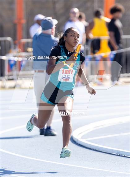 Thumbnail 1 in UF Relays (Saturday - 4 x 200 Meter) photogallery.