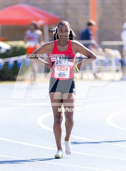 Thumbnail 1 in UF Relays (Saturday - 4 x 200 Meter) photogallery.