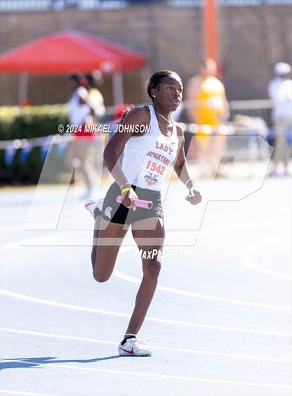 Thumbnail 1 in UF Relays (Saturday - 4 x 200 Meter) photogallery.
