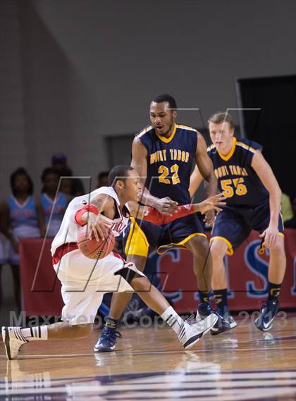 Thumbnail 3 in Mount Tabor vs Olympic (NCHSAA 4A Western Regional Final) photogallery.