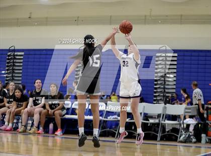 Thumbnail 2 in Mountain View vs Queen Creek (Inferno Invitational) photogallery.