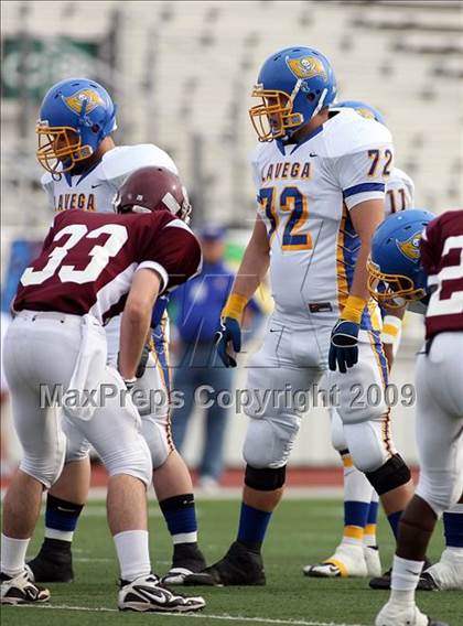 Thumbnail 2 in Athens vs. La Vega (Texas Bi-District Playoffs) photogallery.