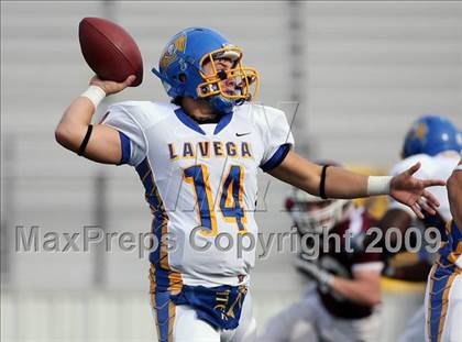 Thumbnail 2 in Athens vs. La Vega (Texas Bi-District Playoffs) photogallery.