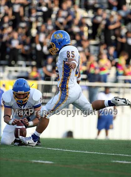 Thumbnail 3 in Athens vs. La Vega (Texas Bi-District Playoffs) photogallery.