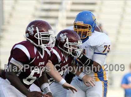 Thumbnail 2 in Athens vs. La Vega (Texas Bi-District Playoffs) photogallery.