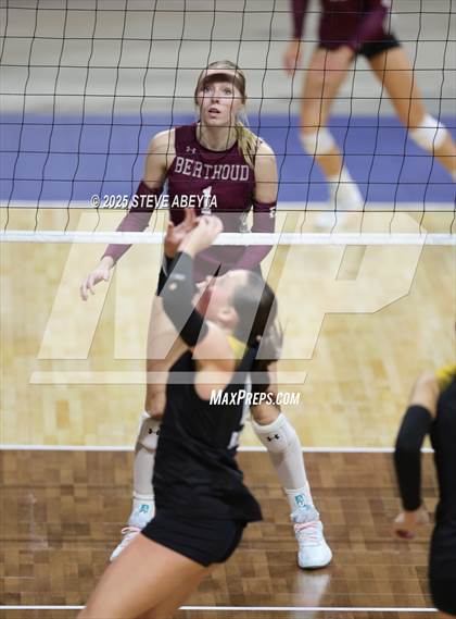 Thumbnail 3 in Berthoud vs. Green Mountain (CHSAA 4A First Round) photogallery.