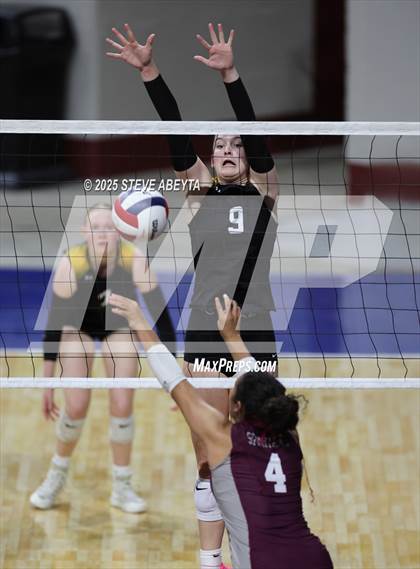 Thumbnail 3 in Berthoud vs. Green Mountain (CHSAA 4A First Round) photogallery.