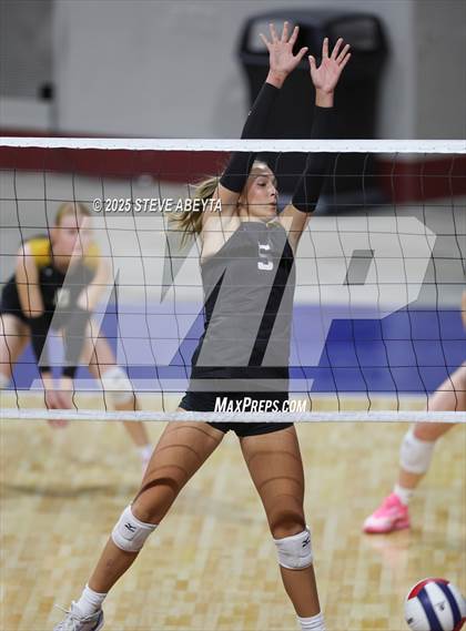 Thumbnail 3 in Berthoud vs. Green Mountain (CHSAA 4A First Round) photogallery.